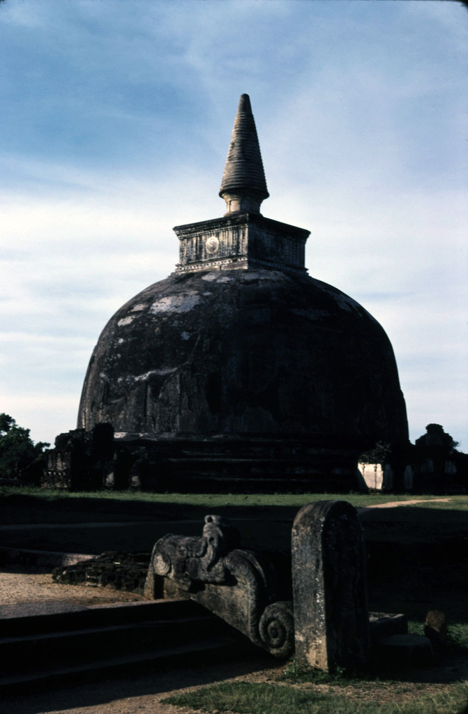 Polonnaruwa. Kiri Vehera Dagoba