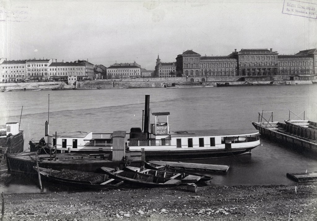 Budai Duna-part, szemben a túlparton a Fővám tér
