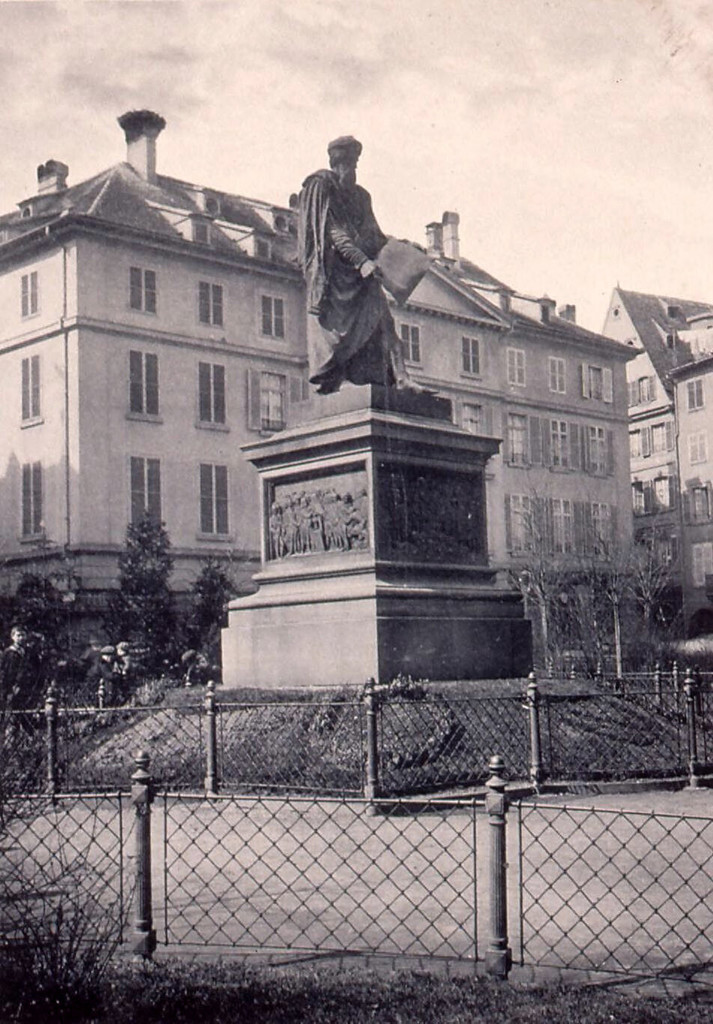 Guttenberg Monument, Statue en pied