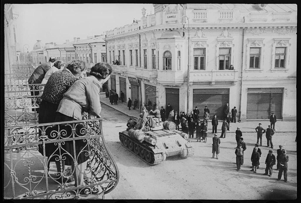 Botosani. Casa c. Locuitorii locali se uită la tancurile sovietice T-34 de la balcon