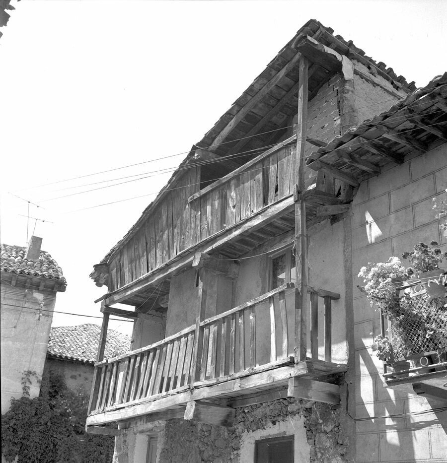 Casa con balcones de madera en La Adrada