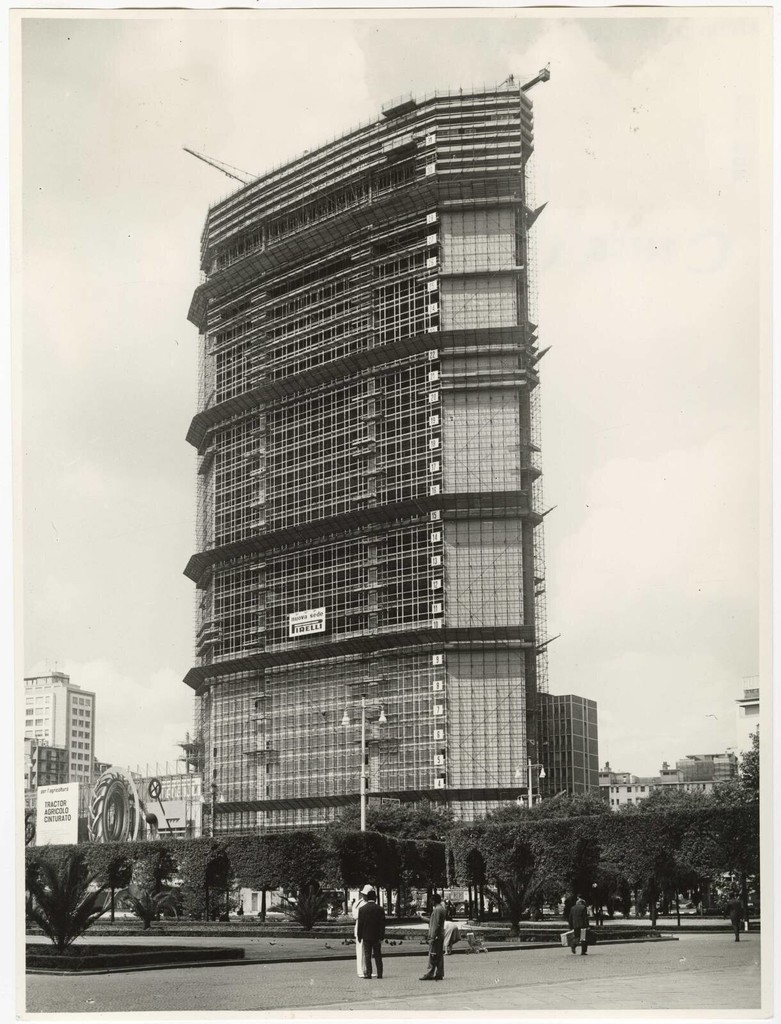 Il grattaciello Pirelli in costruzione