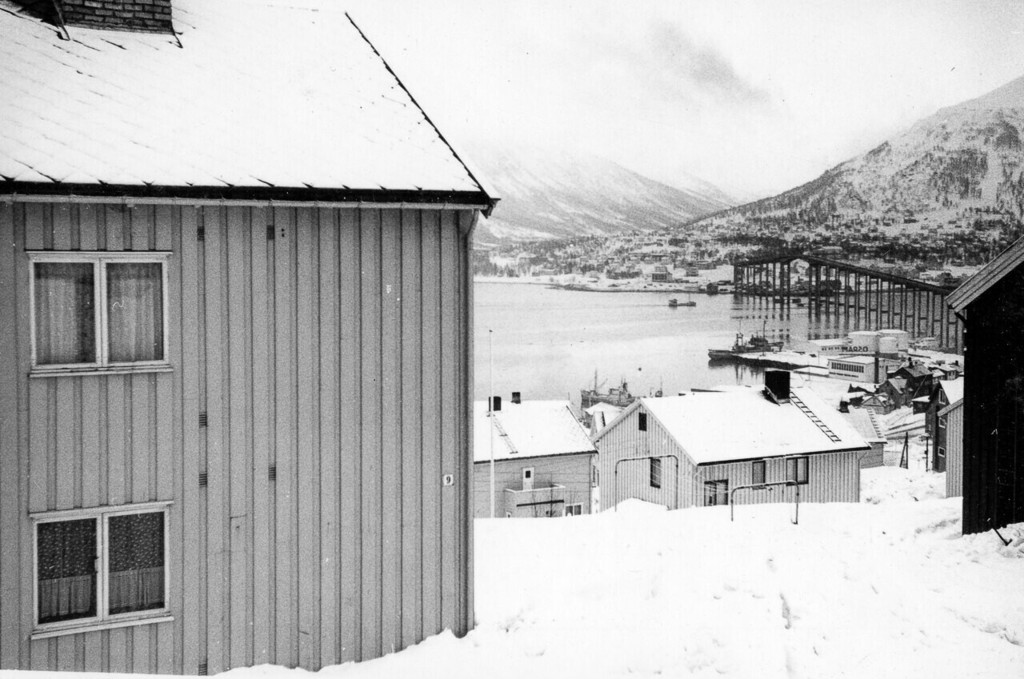 Utsikt mot Tromsøbrua og Tromsdalen