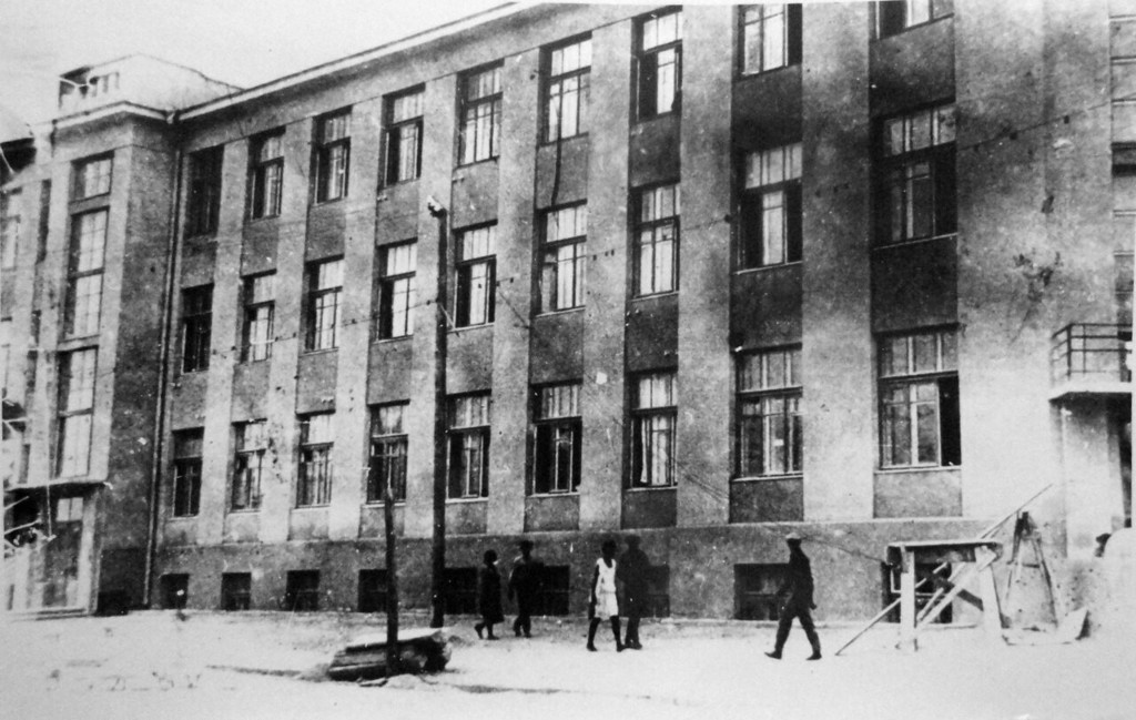 Clădirea Poporului Comisarilor AMSSR la Tiraspol, pe stradă. Pușkin