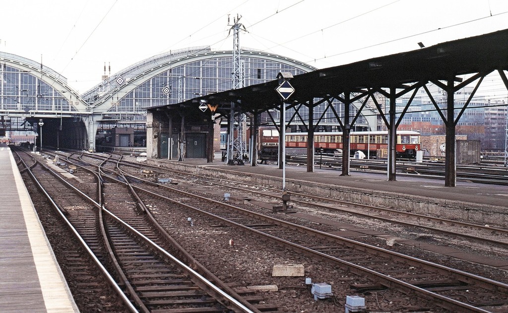 Berlin Ostbahnhof, Ansicht von Osten mit Postladesteig