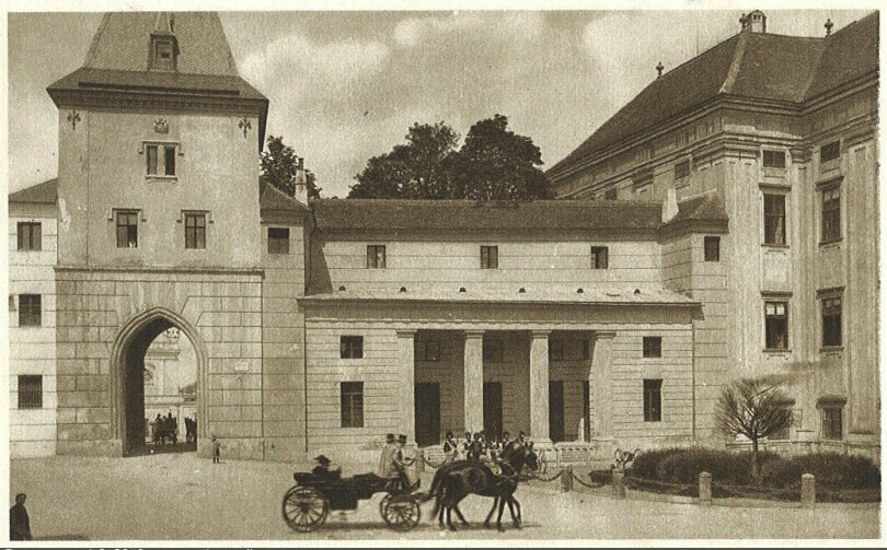 Kroměříž. Vlevo Mlýnská brána,vpravo část zámku