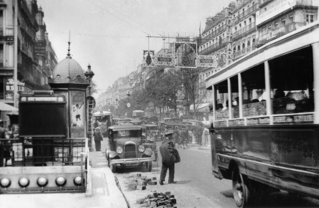 Boulevard Montmartre dans la rue Montmartre pour le croisement