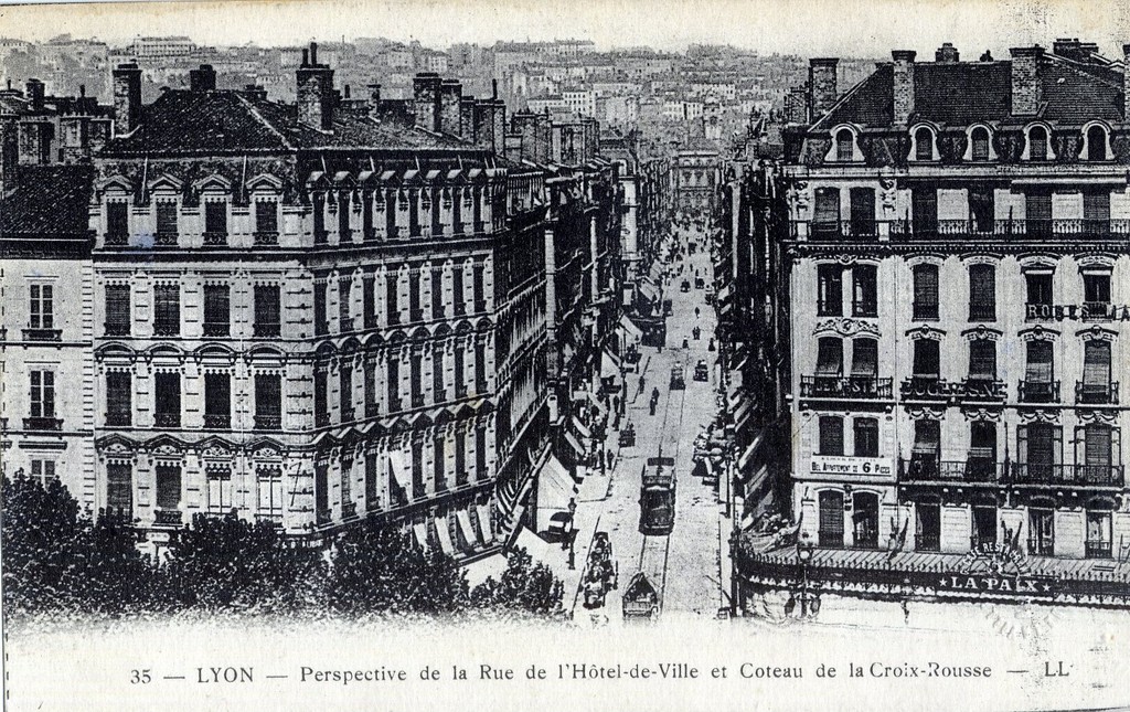Lyon - Perspective de la Rue de l'Hôtel de Ville et Coteau de la Croix Rousse