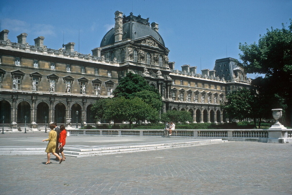 Cour Napoléon du Louvre
