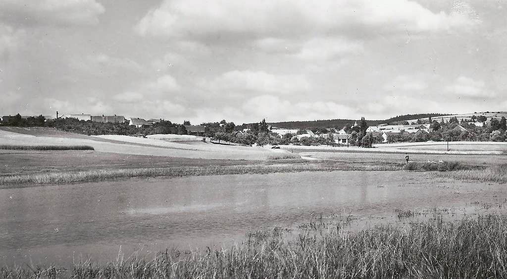 Chlístov. Pohled na obec a rybník Sejto