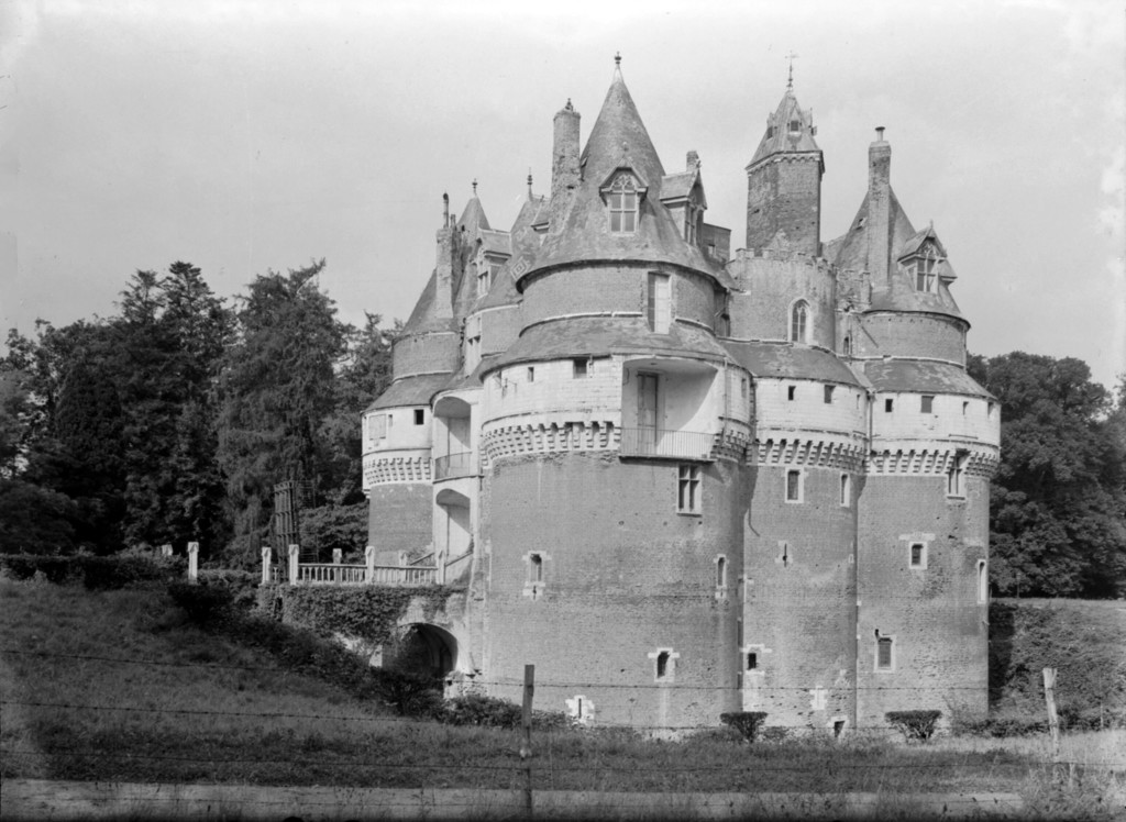 Château de Rambures : côté sud et est et le pont-levis