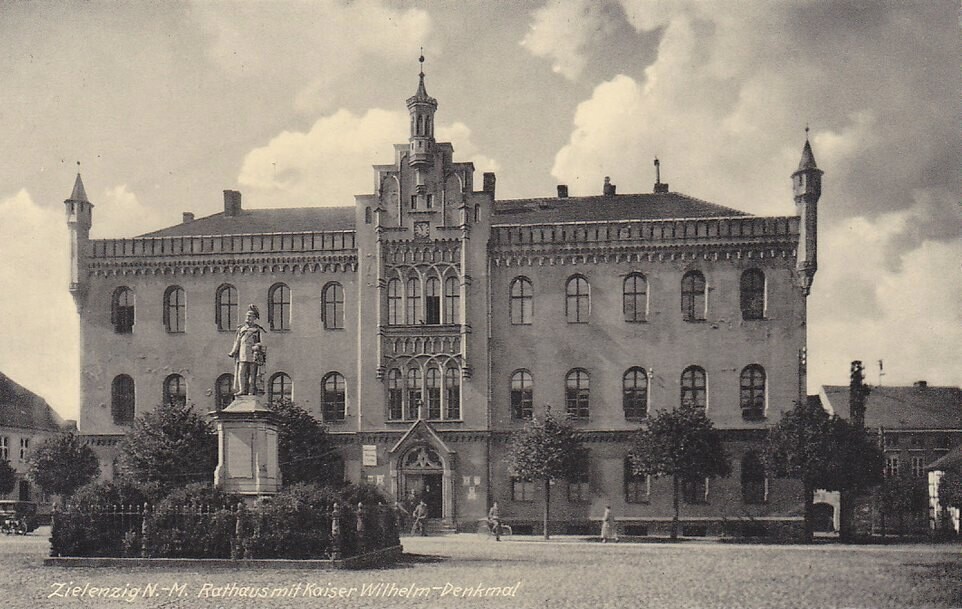 Zielenzig. N.-M. Rathaus mit Kaizer Wilhelm-Denkmal / Sulęcin. Ratusz i pomnik cesarza Wilhelma I