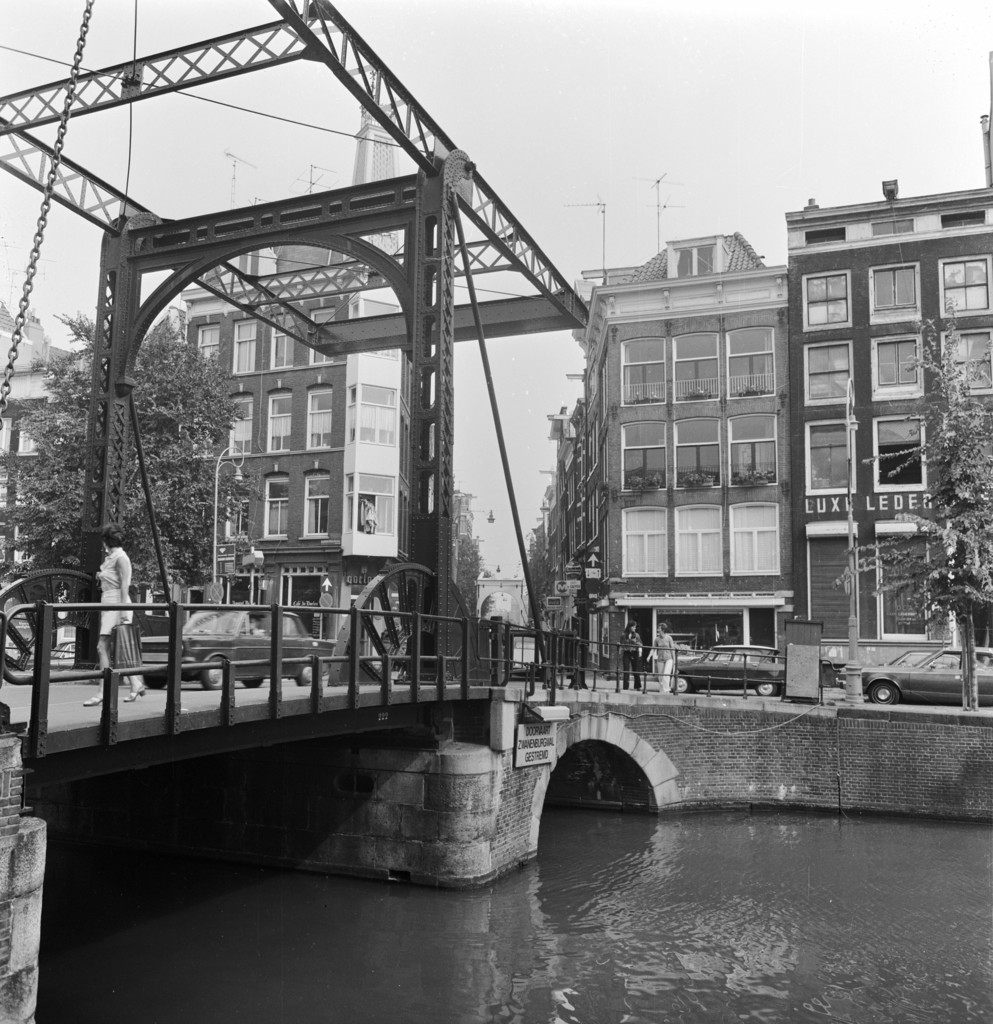 Kloveniersburgwal 123-129, onderbroken door de Staalstraat. Op de voorgrond brug 222