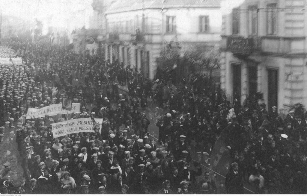 Ulica Nowy Świat. Demonstracja poparcia dla Józefa Piłsudskiego