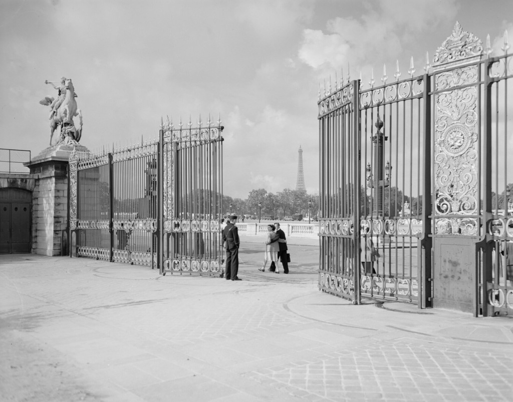 Place de la Concorde. La grille du jardin des Tuileries, statue La Renommée chevauchant Pégase