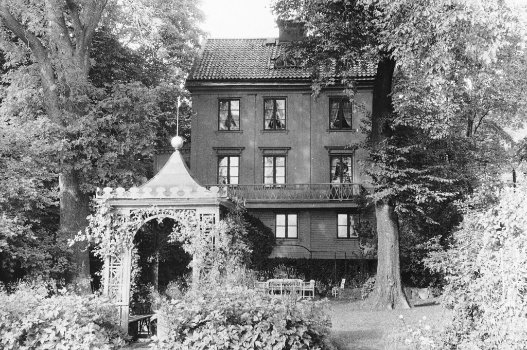 Alberget 4B, Rydbergska stiftelsens hus, trädgårdssida med lusthus