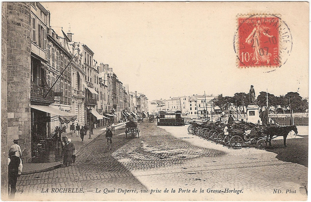 La Rochelle. Le Quai Duperré, vue prise de la Porte de la Grosse-Horloge