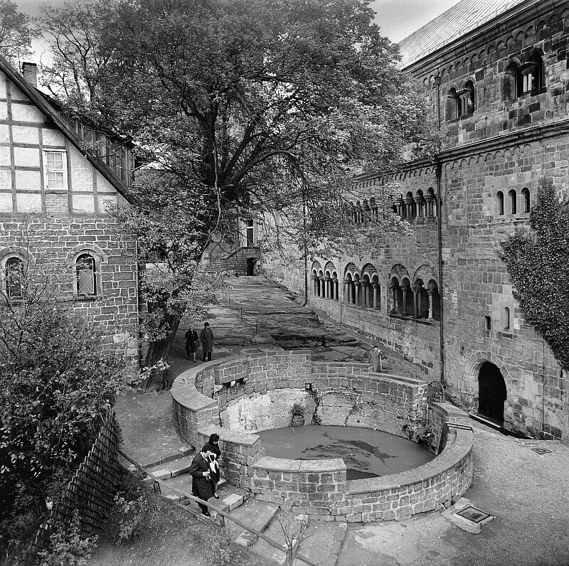 Wartburg: Blick in den Burghof mit Brunnen und Palas