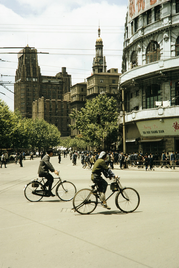 西藏路上的自行车/上海市中心的自行车
