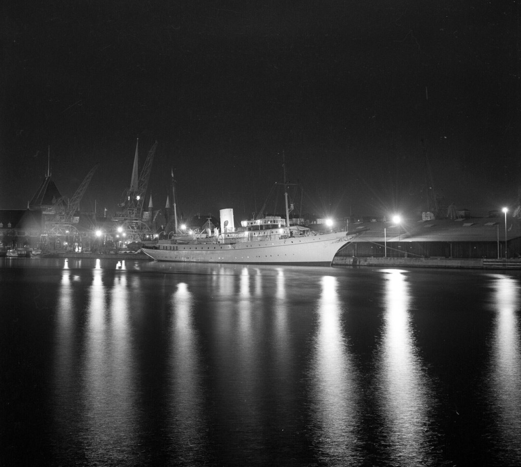 Kongeskibet Dannebrog about Natten ub Pier 1, UD til Toldboden
