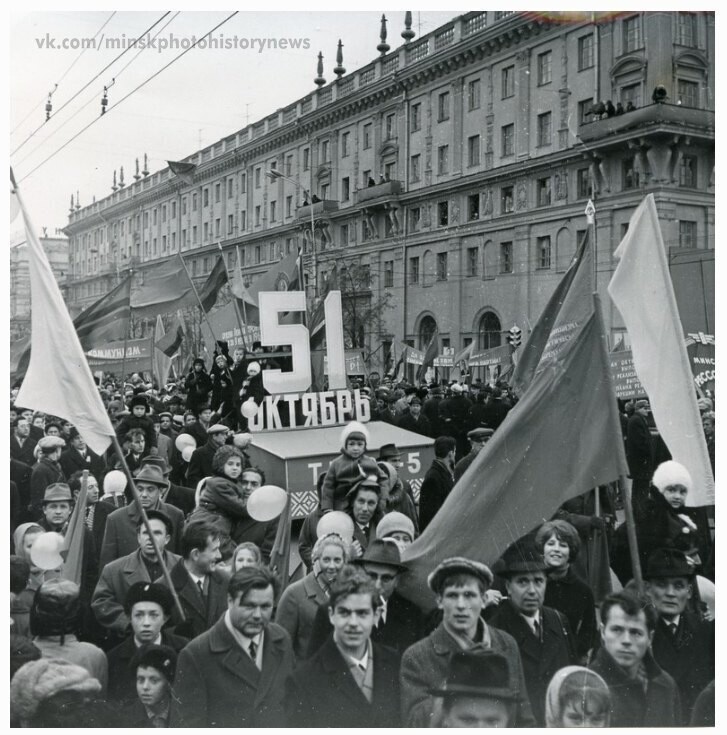 Демонстрация в честь 51-й годовщины Октябрьской революции