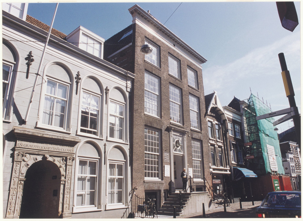 Dordrecht. Toegangspoort van de voormalige Munt en gebouw Pictura op de Voorstraat