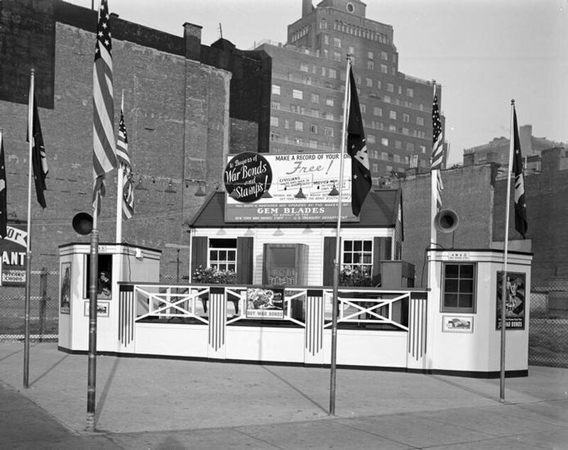 6th Avenue and 52nd Street, N.E. corner. Gem Safety Razor Co.'s booth