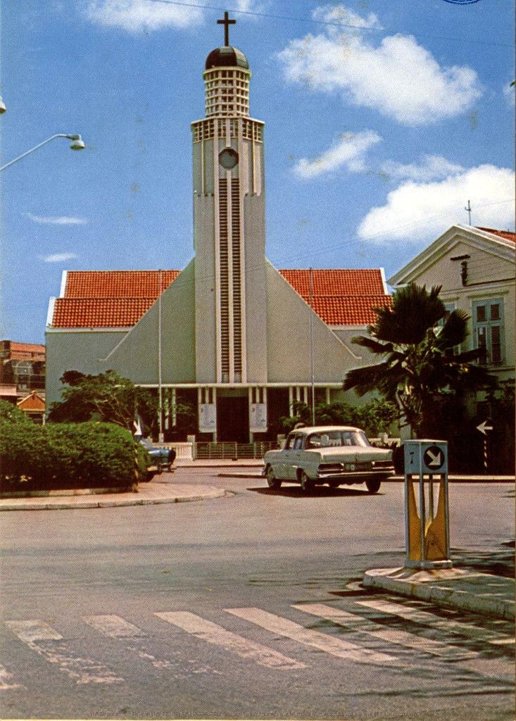 Het koninklijk paar verlaat de Nieuwe Protestantse kerk in Oranjestad