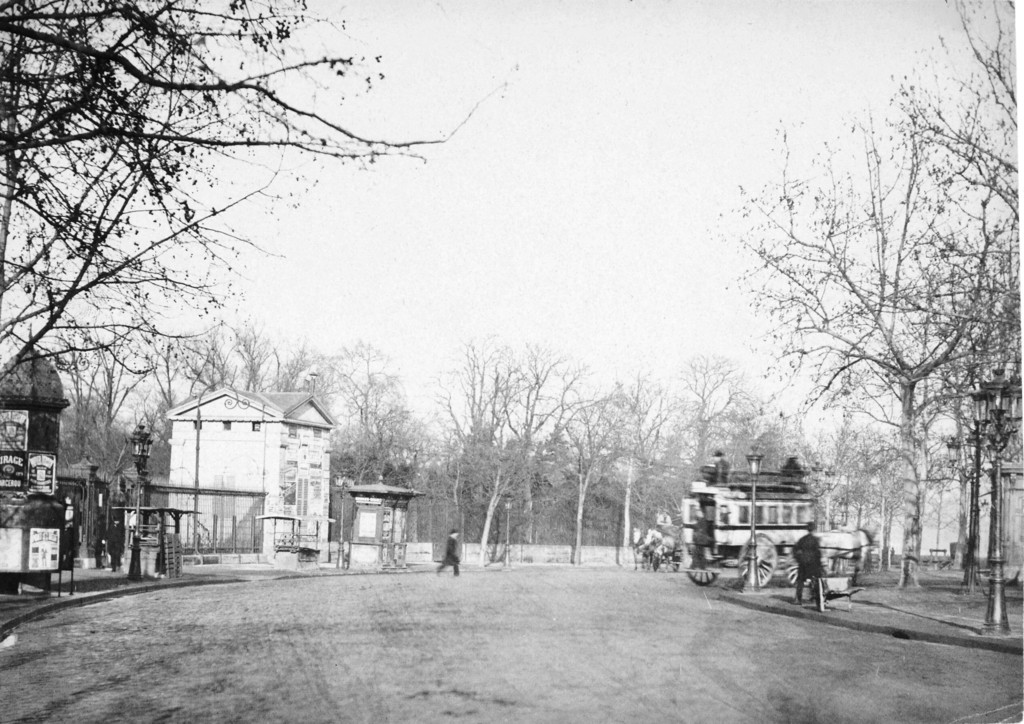 Pavillon de l'entrée du Jardin des Plantes, un kiosque à journaux sur la gauche, place Valhubert