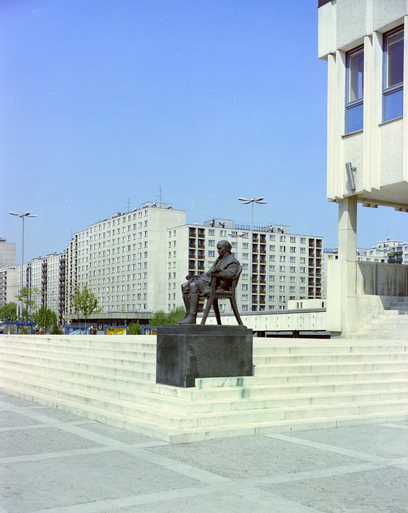 Bethlen utca, a Művelődési Központ előtt Rátonyi József szobrászművész alkotása Kölcsey Ferenc szobra