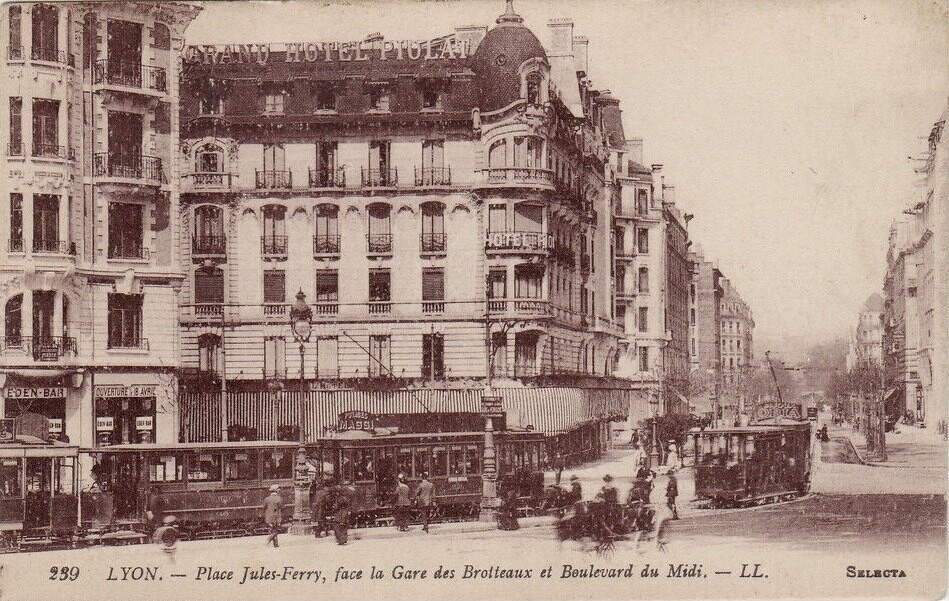 Lyon - Place Jules-Ferry, face la Gare des Brotteaux et Boulevard du Nord