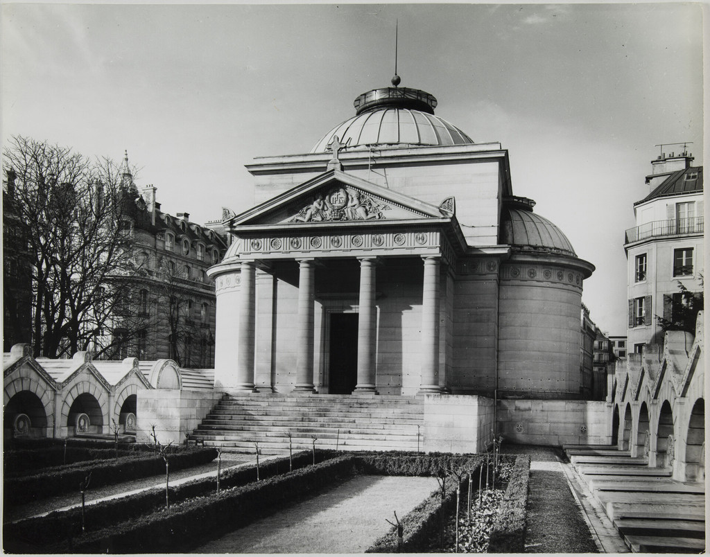 Chapelle expiatoire dans le square Louis XVI: la façade prise du jardin