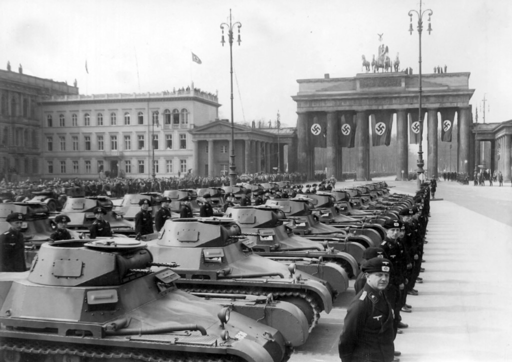 Deutsche Militärparade am Brandenburger Tor