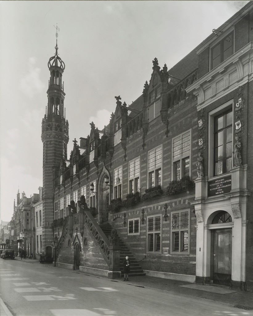 Alkmaar. Stadhuis .verzicht langs gevel met trap en toren