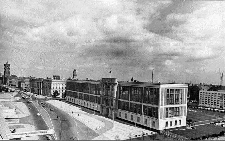 Staatsratsgebäude am Marx-Engels-Platz vom Neubau des Ministeriums für Auswärtige Angelegenheiten