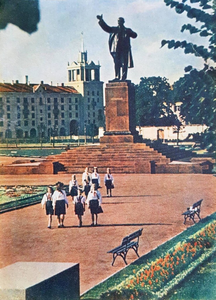 Pionieriai prie paminklo VI Leninas