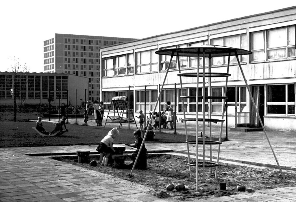 Halle-Neustadt. Blick auf einen Kindergarten mit Spielplatz