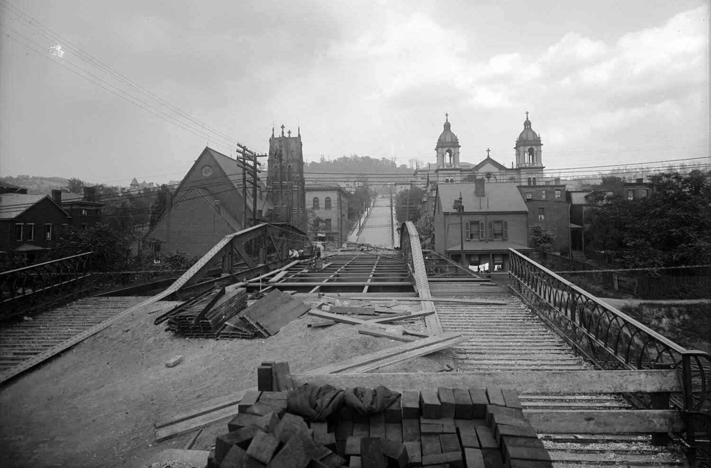 Main span of Elizabeth Street Bridge during its construction. St. Stephen's Roman Catholic Church