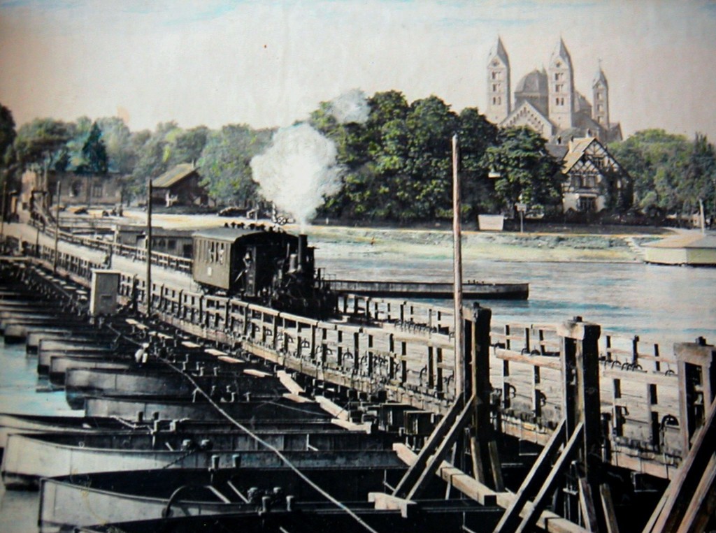 Die alte Ponton-Eisenbahnbrücke in Speyer/Pfalz über den Rhein. 1929