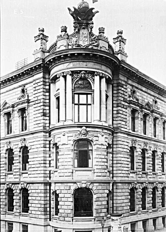 Deutsche Bank, Fassade zur Kanonierstraße