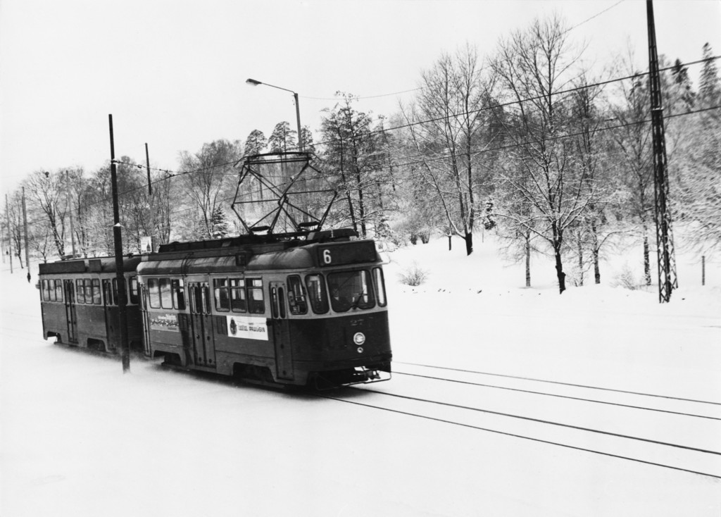 Linjan 6 raitiovaunu Hämeentiellä Kumtähdenkentän kohdalla