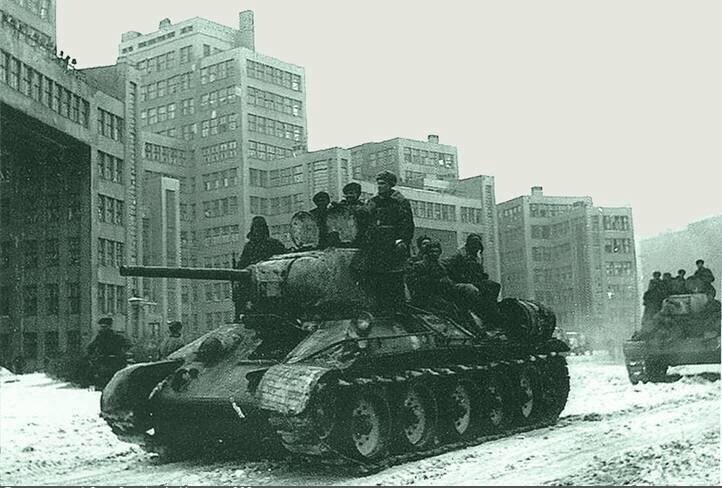 Радянські танкери у звільненому Харкові в будівлі Лім