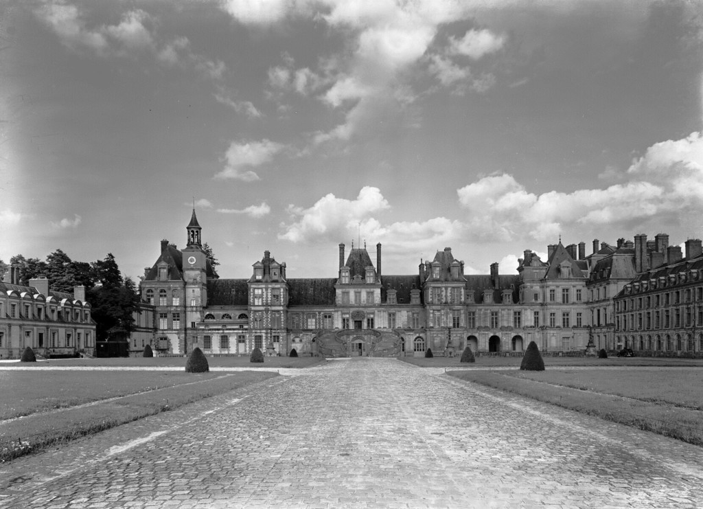 Château de Fontainebleau - Cour du Cheval Blanc