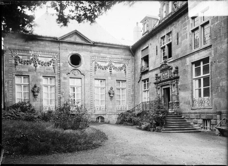 Langres. Hôtel du Breuil-de-Saint-Germain - Façades avec fronton d'entrée