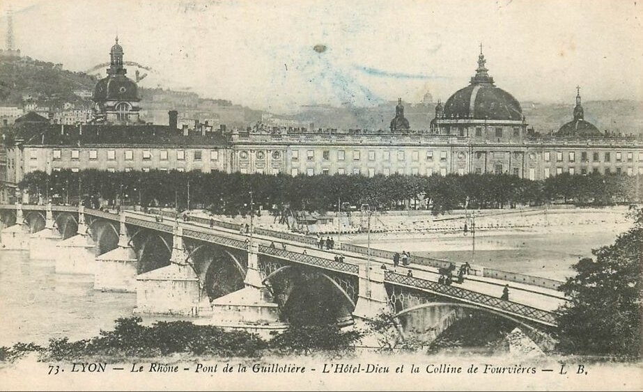 Lyon - Le Rhône - Pont de la Guillotière - L'Hôtel-Dieu et la Colline de Fourvière
