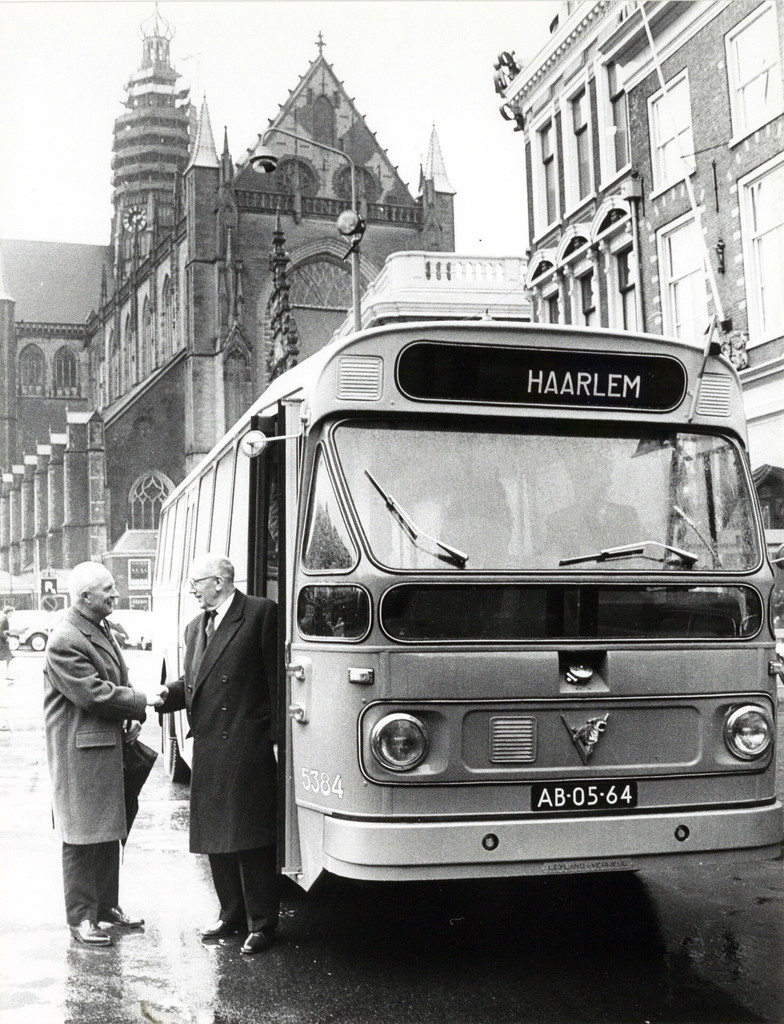 Haarlem. Een autobus van de N.Z.H. op de Grote Markt met links burgemeester Cremers