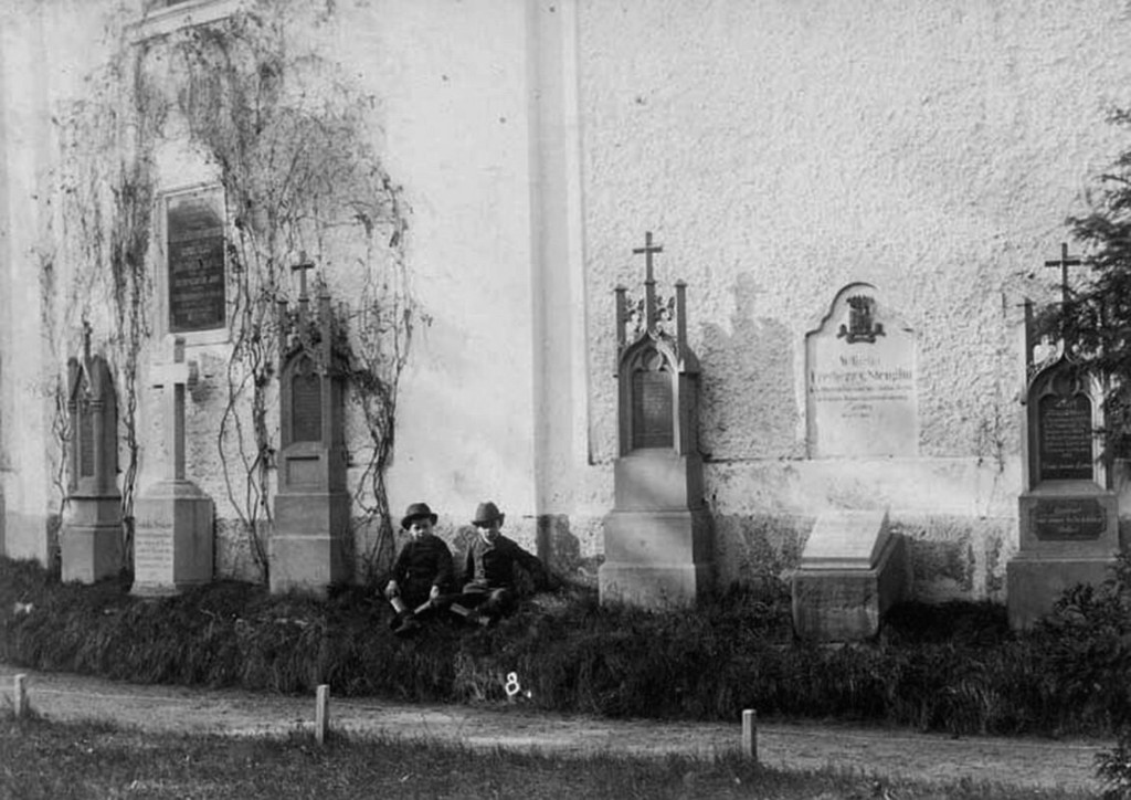 Trutnov, kaple sv. Jana Křtitele. Рomníky padlých v prusko - rakouské válce (1866) u kaple