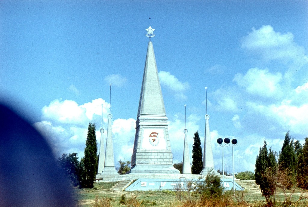 Пам'ятник 2-го гвардійської армії на математику на північній стороні