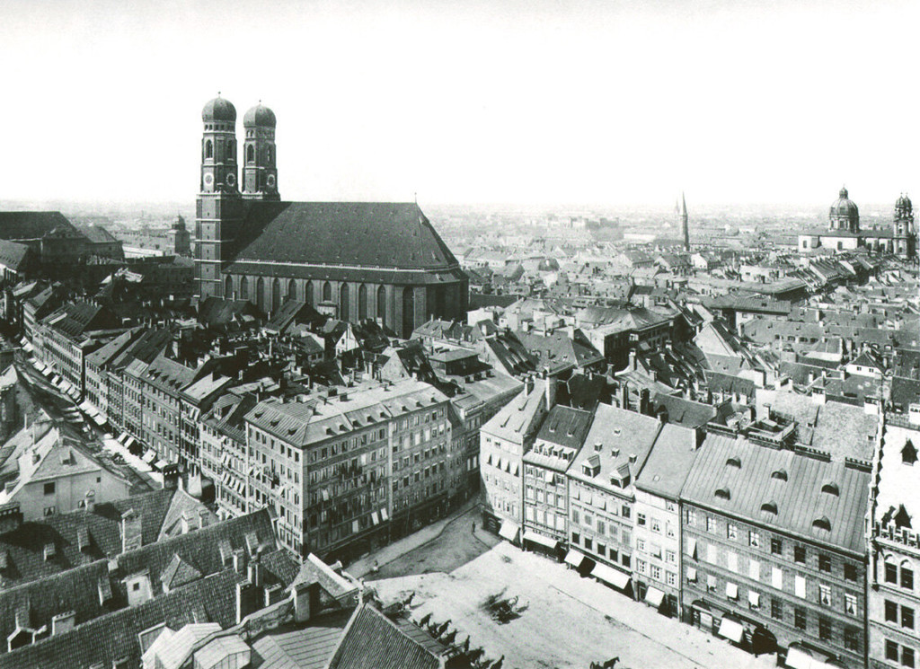 Blick auf den Marienplatz und Frauenkirche vom Petersturm aus