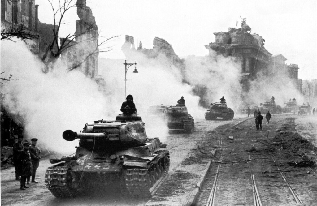 Sowjetische Panzer fahren am Brandenburger Tor vorbei